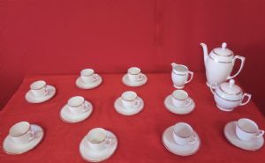 Serviço de café com decoração em ouro, 25 peças